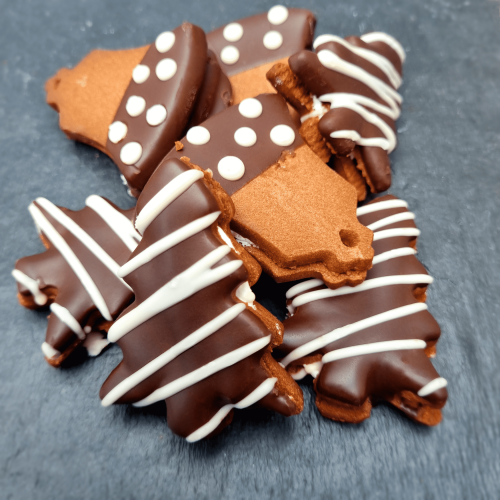 Kakaokekse mit dunkler Schokolade überzogen festlich garniert