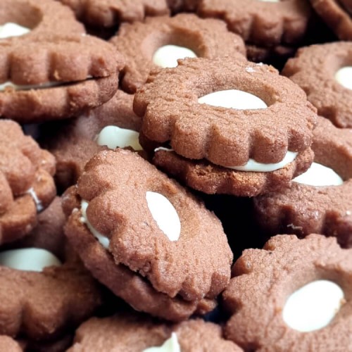 Schokladenkekse mit Zitronencreme
