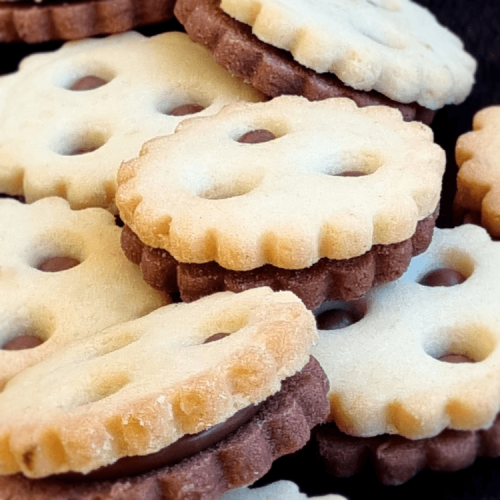 Gebäck Linzer Art gefüllt mit Haselnusscreme