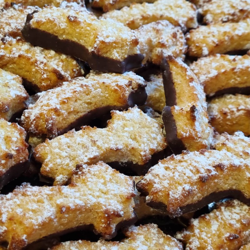 Mandelgebäck umhüllt mit Schokolade